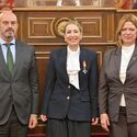 La presidenta de la Junta recibe la Medalla de Honor Cruz de la Dignidad de la AVT La presidenta de la Junta recibe la Medalla de Honor Cruz de la Dignidad de la AVT
