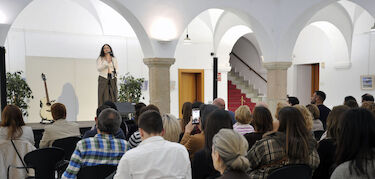 Selene Cidoncha emociona en la Asamblea de Extremadura