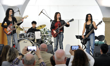 La actuación del grupo 'The Drunk Future' llena de pop/rock la Asamblea de Extremadura