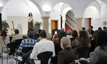 Selene Cidoncha emociona en la Asamblea de Extremadura