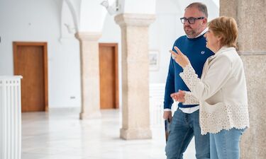 El alcalde de Mérida visita la exposición de la emeritense Rosana Soriano en la Asamblea