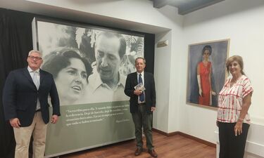FMCCB expone en Cáceres objetos personales de Miguel Delibes en homenaje a su mujer