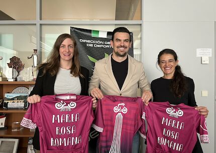 Las Romanas Bike presentan su proyecto de ciclismo femenino solidario a Santi Amaro