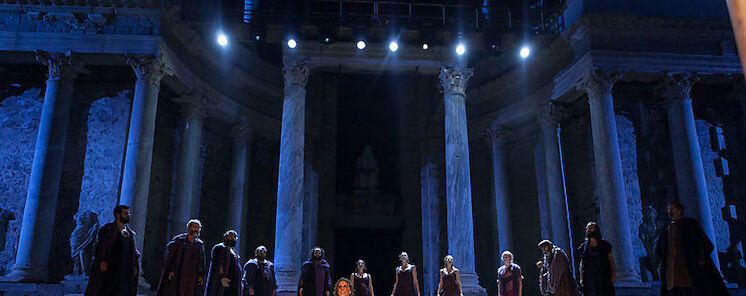 Ms de 2100 espectadores arropan a la compaa extremea Teatro del Noctmbulo en el estreno de su Edipo Rey ms humano